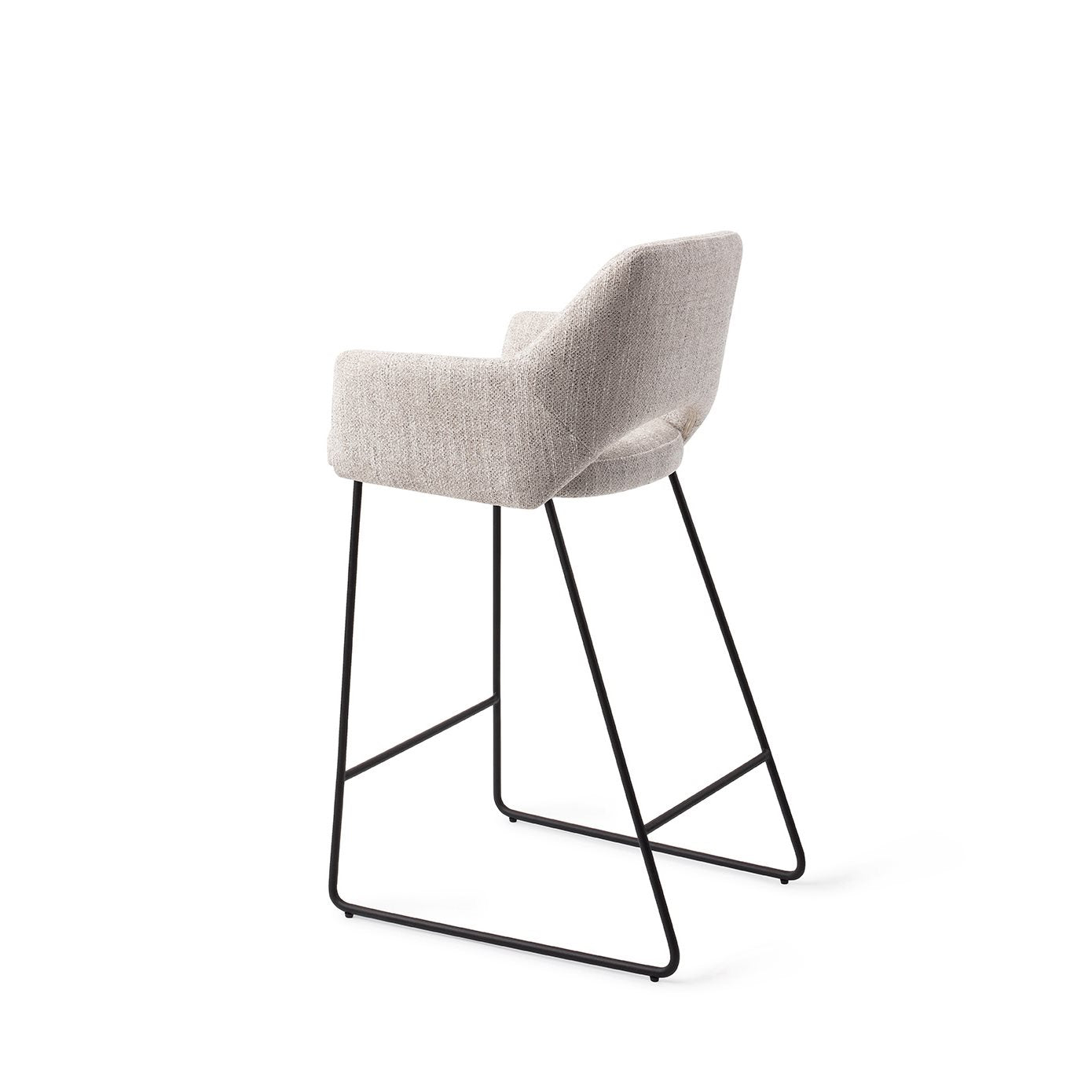 Yanai bare chair pigeon