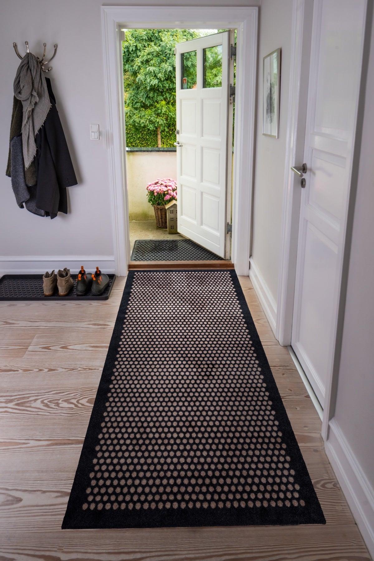 Floor mat 90 x 200 cm - dots/black sand