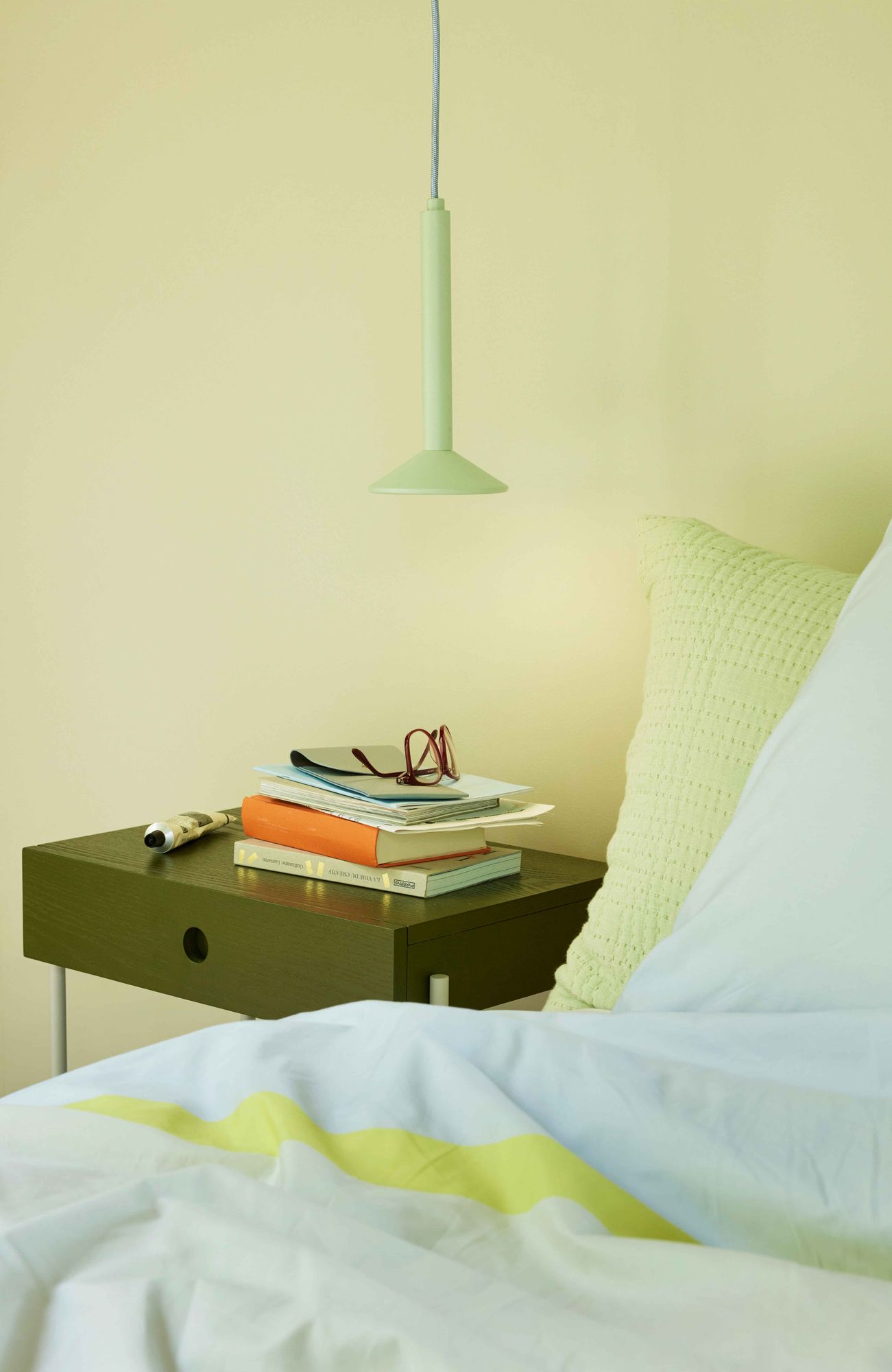 Hübsch noir bedside table green/off white