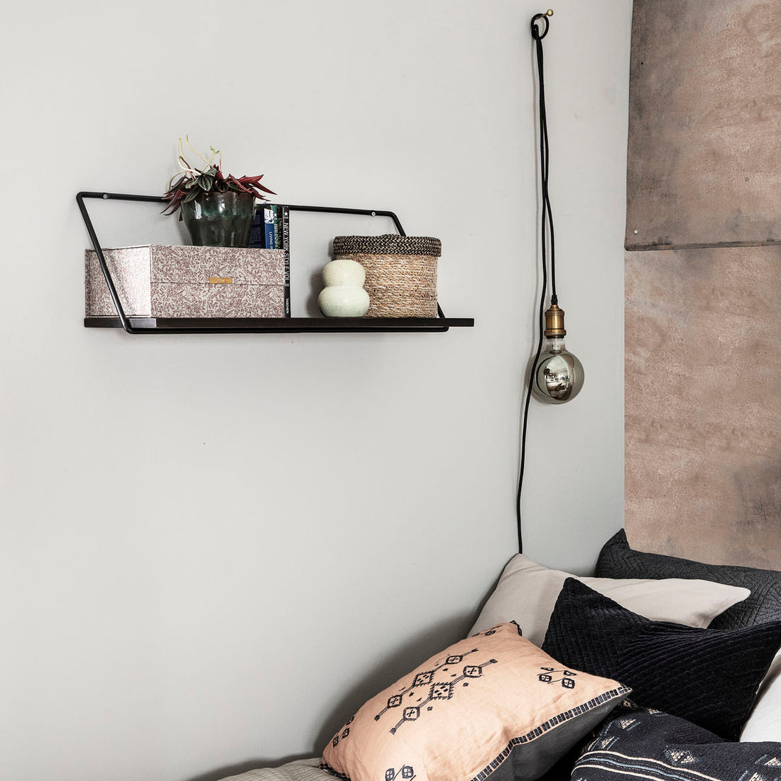 House Doctor - Shelf, Wired, Black -Worked - L: 70 cm, W: 25 cm, H: 24.5 cm