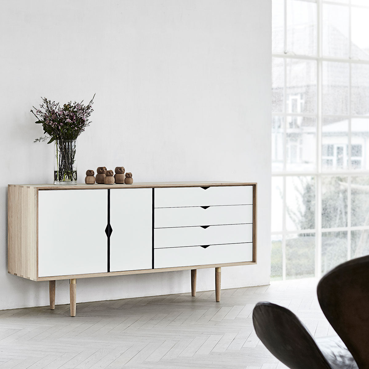 Andersen Furniture - S6 sideboard i eg/sæbe med hvide fronter - B163xD43xH80 cm - Andersen Furniture - DesignGaragen.dk